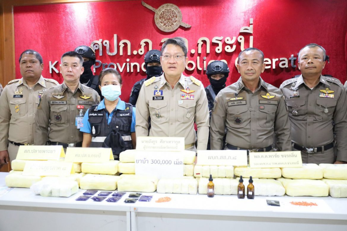 ผู้ว่าฯกระบี่นำแถลงจับกุมผู้ค้ายาเสพติดรายสำคัญ 3 คน พร้อมยาบ้า 300,000 เม็ด ตบตาเจ้าหน้าที่ลอบขนส่งทางรถทัวร์โดยสารประจำทางสายเชียงใหม่-ภูเก็ต