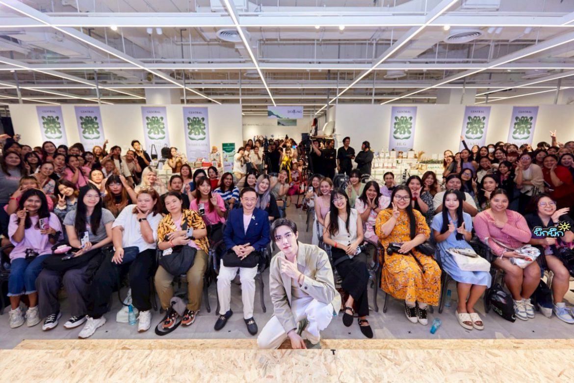 “ห้างเซ็นทรัลและห้างโรบินสัน ในเครือเซ็นทรัล รีเทล” แท็กทีมหนุ่ม “ซี – พฤกษ์’ ชวนเอฟซีและคนหัวใจรักษ์โลก ร่วมภารกิจประมูลเสื้อรักษ์โลกสุดลิมิเต็ด ในแคมเปญ “CENTRAL / ROBINSON LOVE THE EARTH 2025” รายได้ทั้งหมดมอบให้กรุงเทพมหานคร และกรมป่าไม้ เพื่อสนับสนุนการแก้ไขปัญหาสิ่งแวดล้อมอย่างยั่งยืน