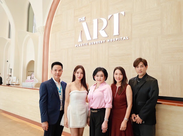 สองนักธุรกิจหญิง เก่ง สวย แกร่ง