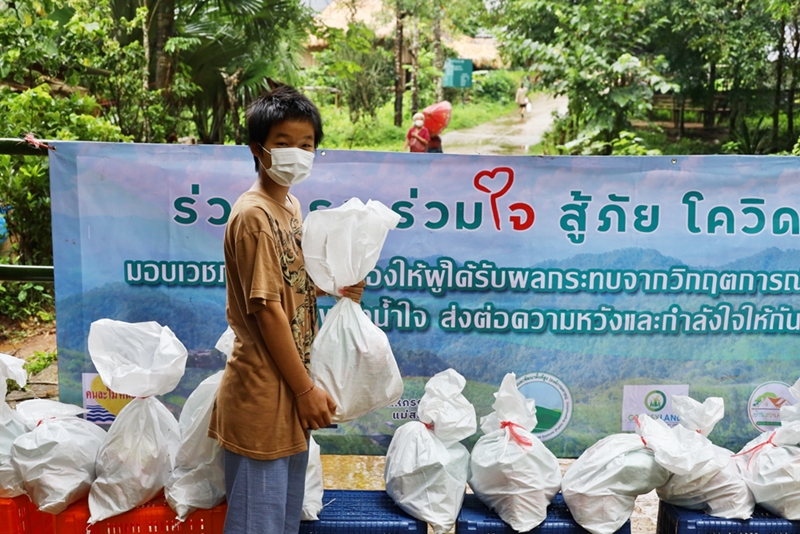 สวพส. ร่วมแรง ร่วมใจ มอบเวชภัณฑ์และเครื่องอุปโภค บริโภคช่วยชาวบ้าน สู้ภัยโควิด-19 ในพื้นที่โครงการพัฒนาพื้นที่สูงแบบโครงการหลวง อำเภอท่าสองยาง จังหวัดตาก