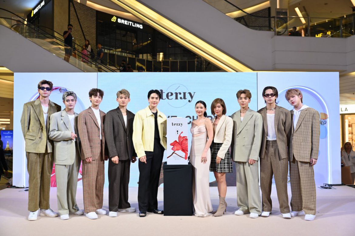 แบรนด์ Terry ควงแขน Terry Friend’s คนล่าสุด ‘อิน – สาริน’  ร่วมแกะกล่องแพ็กเกจใหม่ของ ‘เซรั่ม’ สุดพรีเมียมจาก ‘ดอกดาหลาสีชมพู’