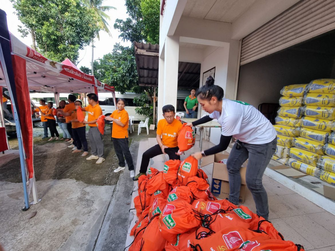 “ข้าวตราฉัตร” ผนึกกำลังเครือซีพี – ภาคีเครือข่าย ร่วมส่งมอบความห่วงใย ช่วยเหลือผู้ประสบภัยน้ำท่วม จ.เชียงราย 