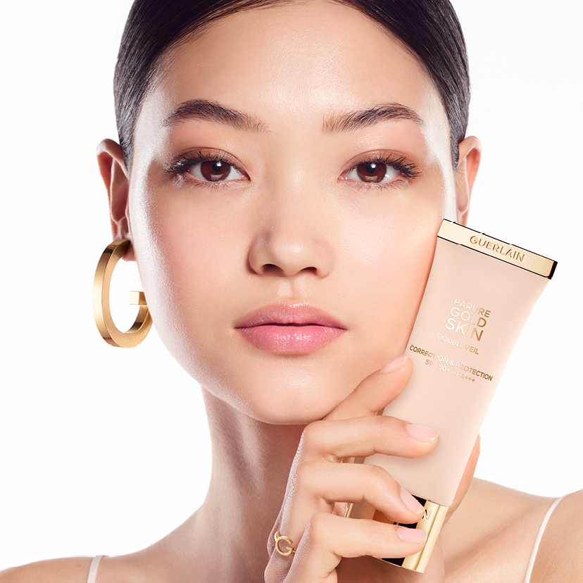 GUERLAIN เปิดตัวคู่ผลิตภัณฑ์เมคอัพใหม่จากคอลเลกชัน PARURE GOLD SKIN: ไพรเมอร์ DOUBLE VEIL สูตรบางเบาผสานอณูไข่มุก และ DIAMOND MICRO-POWDER แป้งฝุ่นเนื้อละเอียดผสานอณูทองคำบริสุทธิ์ เพื่อผิวเนียนสวยเปล่งประกายหรูหราในทุกมิติอย่างแท้จริง