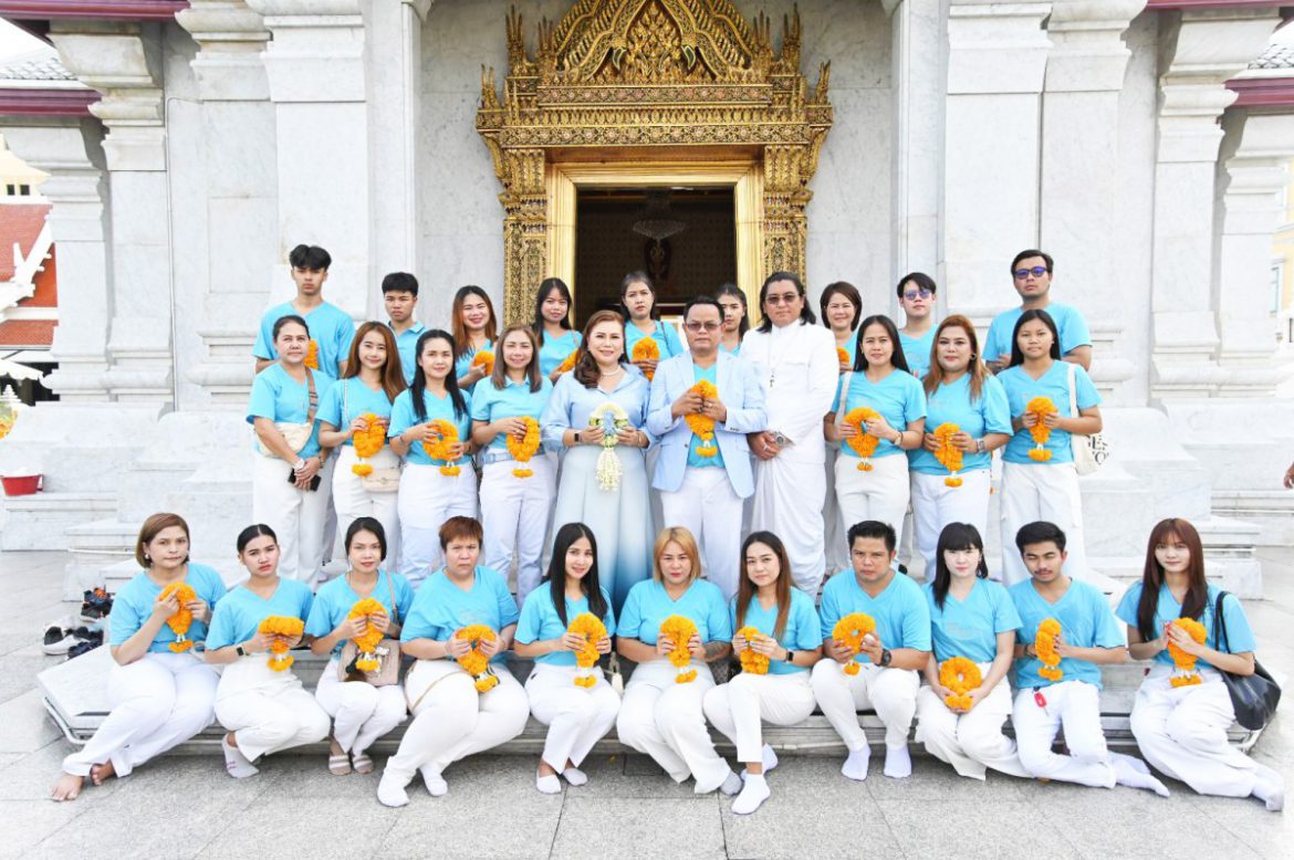 สองผู้บริหาร เมอริช คอฟฟี่ นำทีมไหว้ ศาลหลักเมือง-วัดพระแก้ว เสริมสิริมงคล