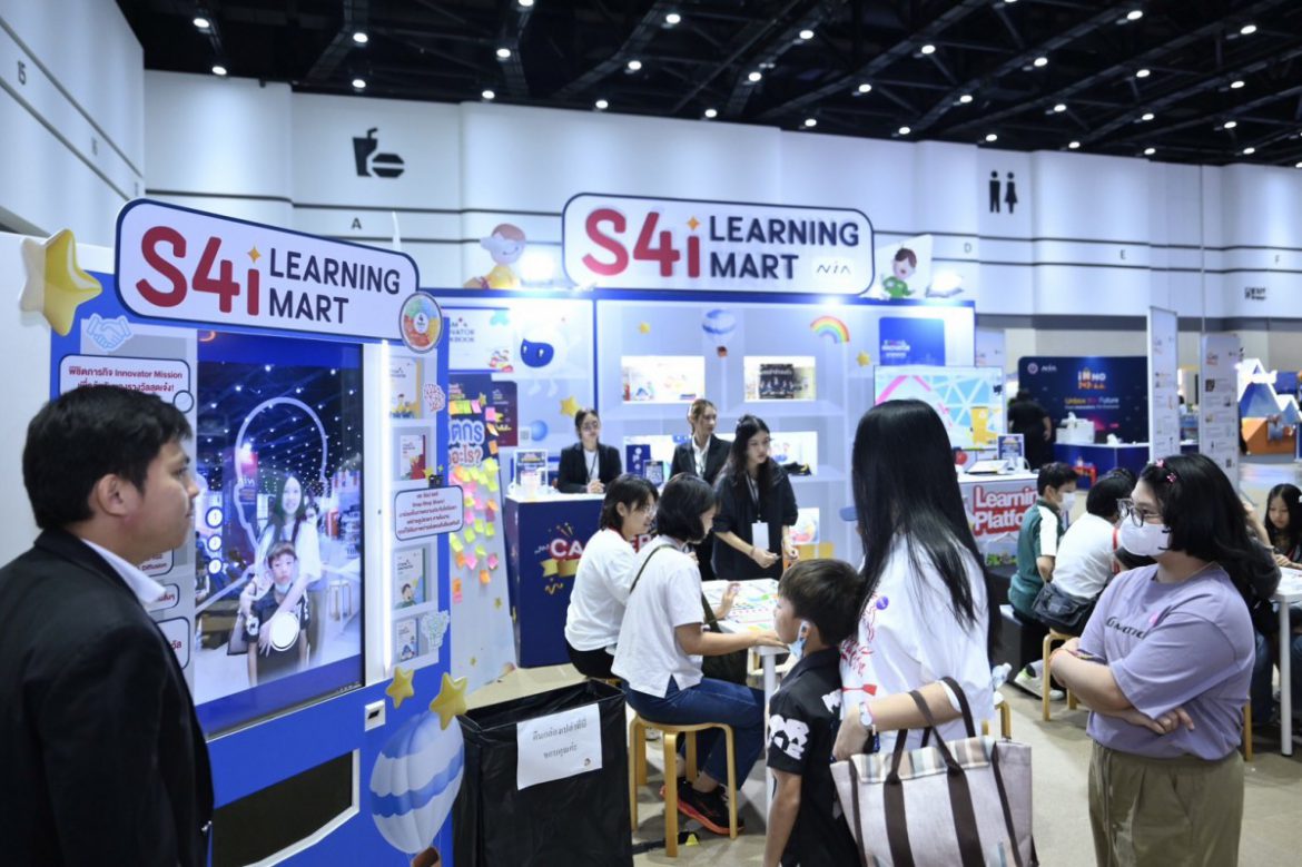 ​‘สุดาวรรณ’ นำทีมผู้บริหาร อว. ถวายพระพรชัยมงคล ‘พระบรมราชชนนีพันปีหลวง’ เนื่องในโอกาสเฉลิมพระชนมพรรษา 12 สิงหาคม 2568 คึกคัก! ‘อว.แฟร์ 2025’ ขนทัพ ‘หมอลำสู่สากล-มหาหมอลำ Festival’ ดัน Soft Power ไทยสู่สายตาชาวโลก ร่วมลุ้นไปกับการแข่งขัน ‘Astro Challenge ปริศนาดาราศาสตร์’