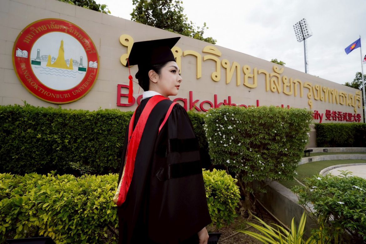 ขอแสดงความยินดีกับ มหาบัณฑิต ปูน ทัศนียา รัตน์วงศ์ ที่สำเร็จการศึกษา ประศาสนศาสตรมหาบัณฑิต สาขาวิชารัฐประศาสนศาสตร์ มหาวิทยาลัยกรุงเทพธนบุรี