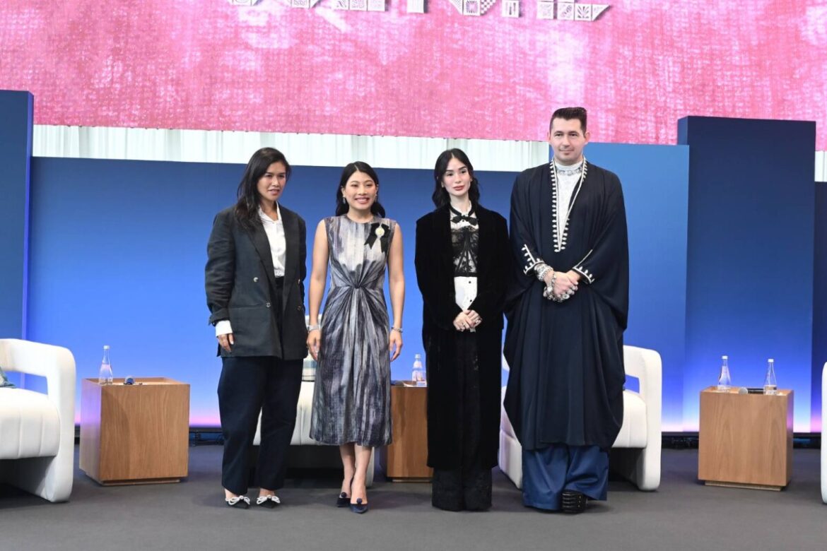 “Kraam International Symposium 2025” เปิดเวทีวันที่ 2 ดึงไอคอนแฟชั่นและบรรณาธิการโว้กเอเชีย ร่วมเสวนา “ภูมิปัญญาแห่งครามไทย”