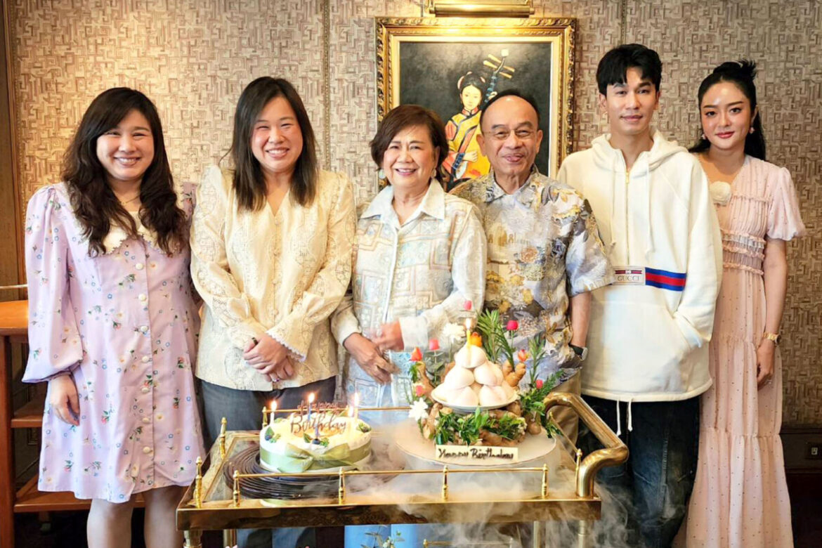 พีท-แก้มบุ๋ม ร่วมอวยพรวันเกิดน้องสาว ที่ห้องอาหารจีนหยก โรงแรม ดิ เอมเมอรัลด์