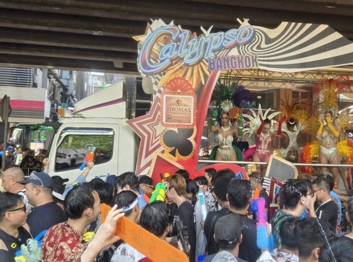 แพทย์หญิงรุ่งไพลิน รัตนชีวร ร่วมขบวนมหาสงกรานต์สีลม สะท้อนพลัง Soft Power ไทย และสนับสนุนความหลากหลายอย่างงดงาม