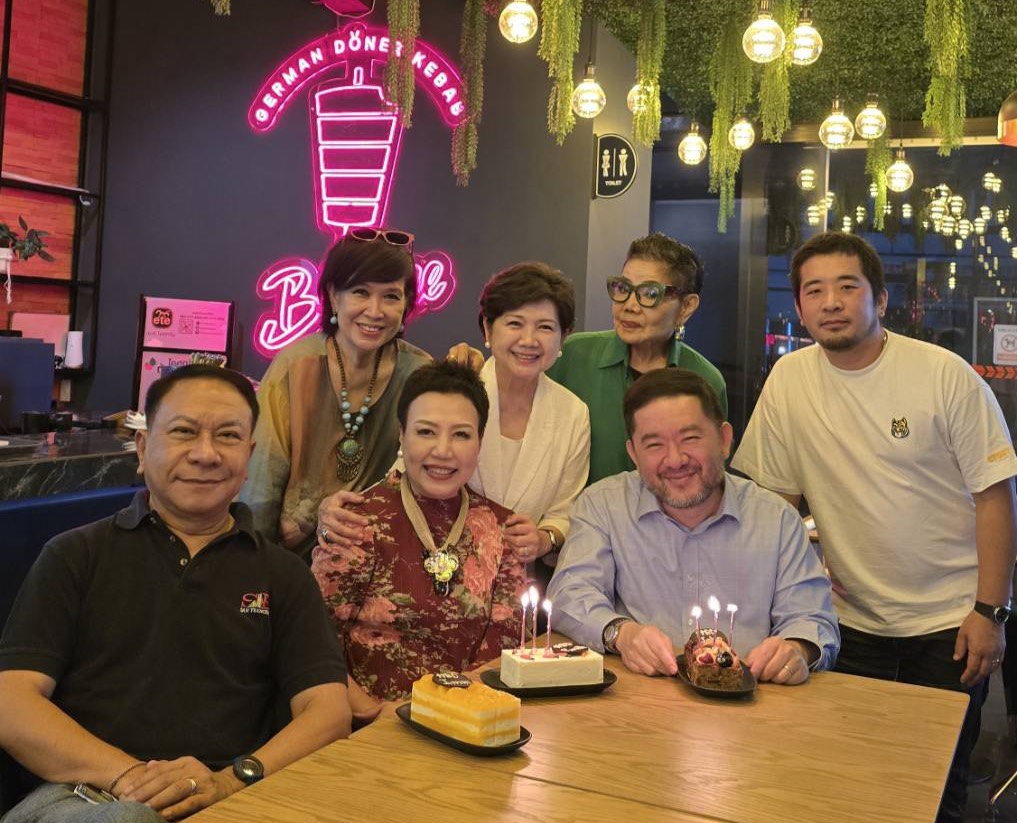 ที่ห้องอาหาร Bite Me สมาคมนักเรียนเก่าอังกฤษในพระบรมราชูปถัมภ์ ร่วมฉลองวันเกิดอย่างชื่นมื่นกับเพื่อนสนิท