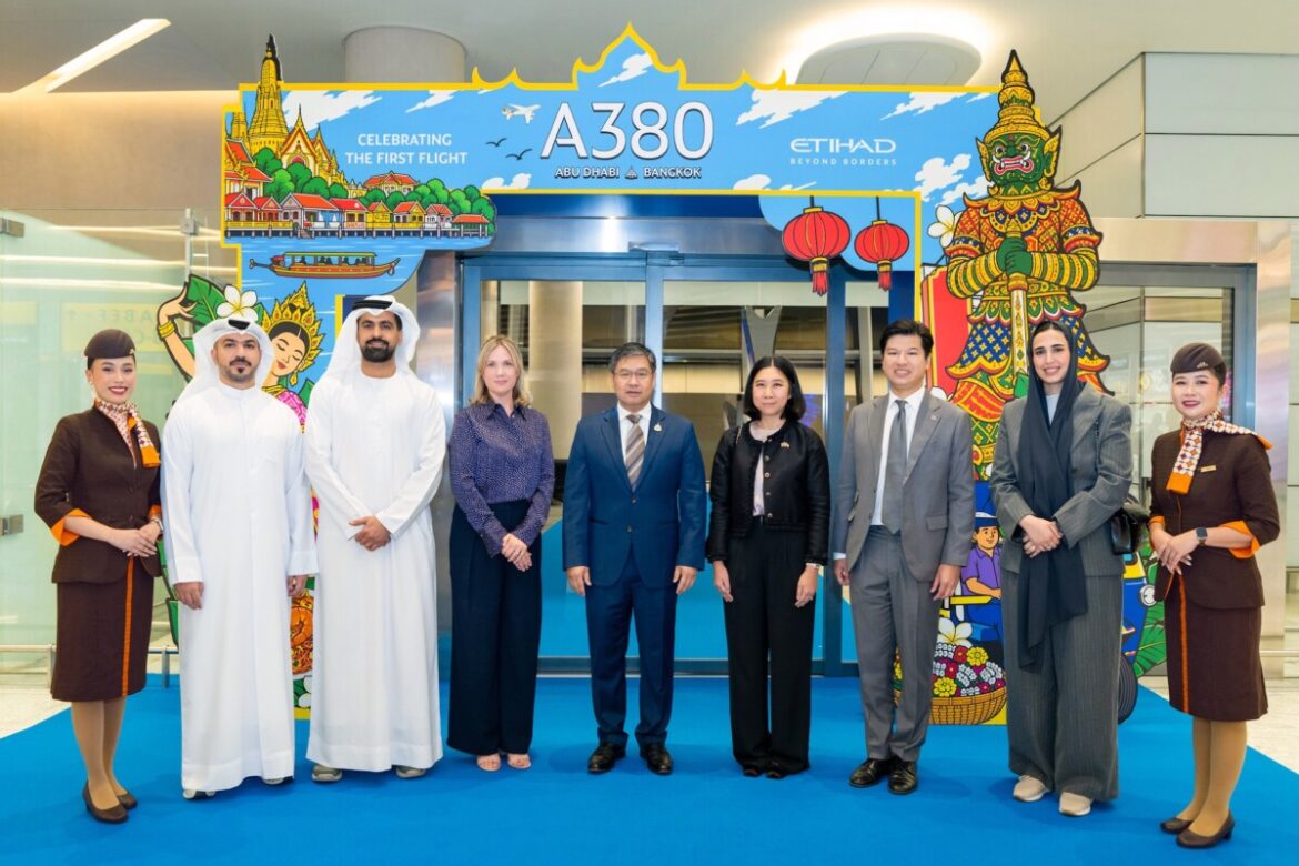 สายการบินเอทิฮัด ปักหมุดกรุงเทพฯ ต้อนรับ A380 ลงจอดครั้งแรกในประเทศไทย ยกระดับประสบการณ์การเดินทางระดับพรีเมียม สายการบินเอทิฮัดฉลองการเปิดให้บริการเที่ยวบินแอร์บัส A380 ครั้งแรกระหว่างอาบูดาบีและกรุงเทพฯ เปิดตัวเดอะเรสซิเดนซ์ (The Residence) ห้องสวีทแบบสามห้องบนฟ้าเพียงแห่งเดียวในโลก เป็นครั้งแรกในประเทศไทย การให้บริการด้วยเครื่องบินแอร์บัส A380 ทุกวัน ช่วยเพิ่มขีดความสามารถในการรองรับผู้โดยสาร พร้อมยกระดับประสบการณ์การเดินทางระดับพรีเมียมบนเส้นทางบินยอดนิยม